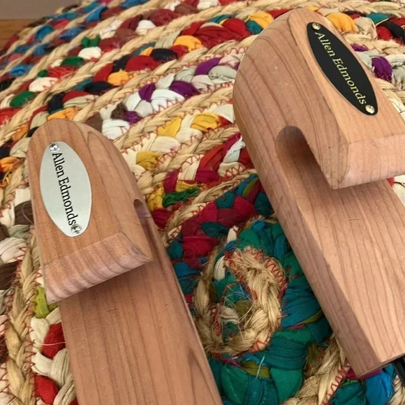 Allen Edmonds Cedar  Shoe Shaper - Picture 2 of 3